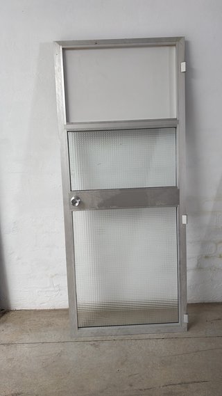 Portón de aluminio con vidrio
