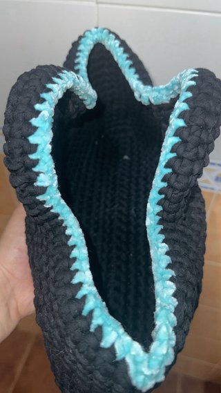 Bolso de crochet negro y azul
