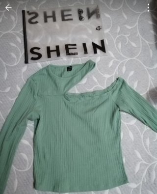Camiseta verde escotada con formas desiguales