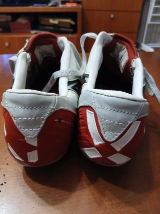 Zapatillas de tacos plateadas y rojas