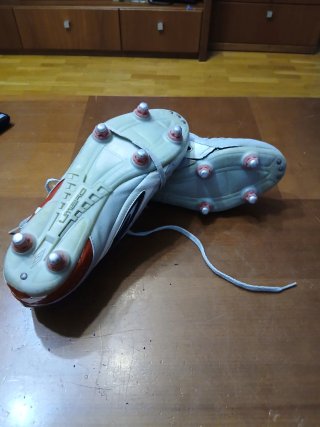 Zapatillas de tacos plateadas y rojas
