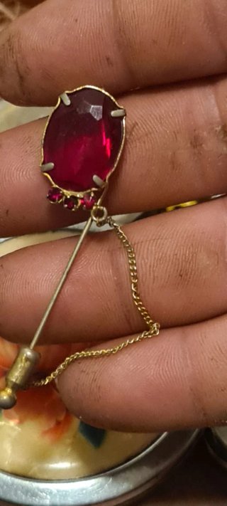Broche antiguo dorado con piedra roja