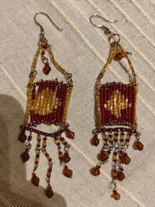 Pendientes dorados y rojo
