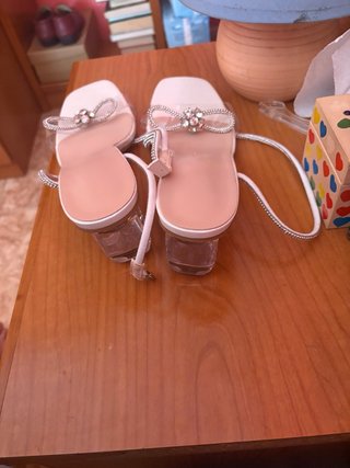 Sandalias blancas con pedrería y tacón