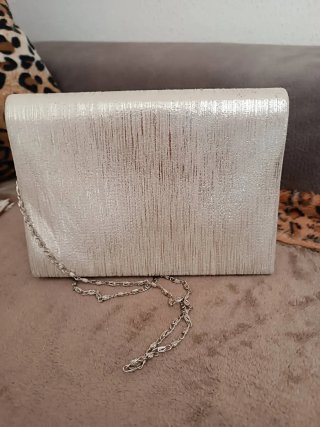 Pochette dorata con catenina