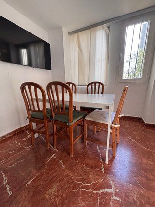 Mesa de comedor blanca con 5 sillas