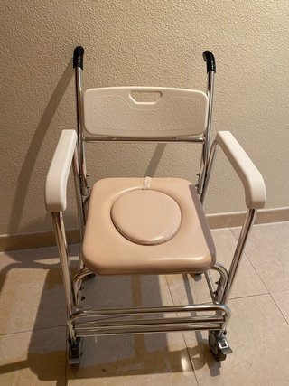 Silla WC y Ducha con reposapiés abatible.