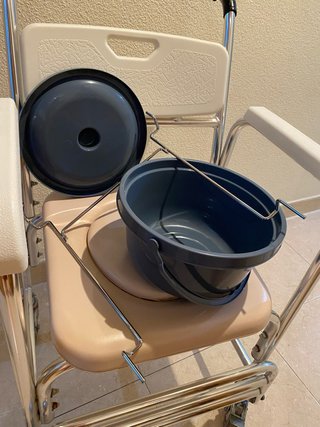 Silla WC y Ducha con reposapiés abatible.