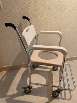 Silla WC y Ducha con reposapiés abatible.