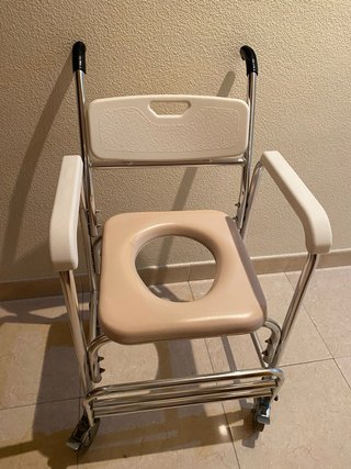 Silla WC y Ducha con reposapiés abatible.