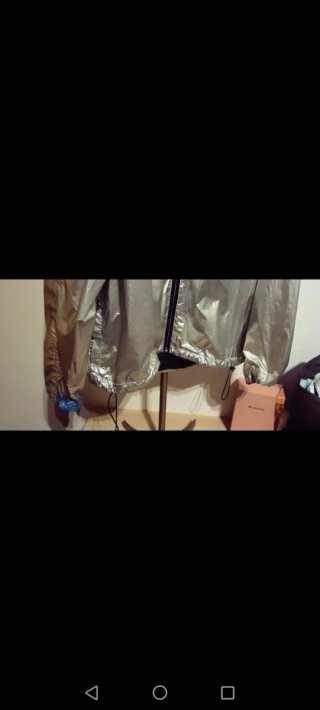Chaqueta impermeable con capucha plateada