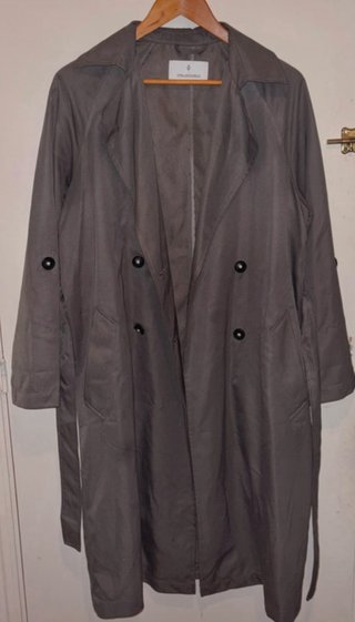 Gabardina Stradivarius gris