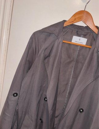 Gabardina Stradivarius gris