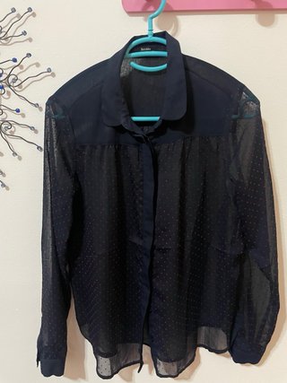 Camisa Bershka azul con lunares rojos