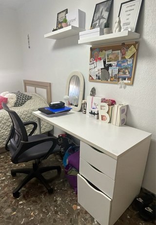 Escritorio blanco y silla negra