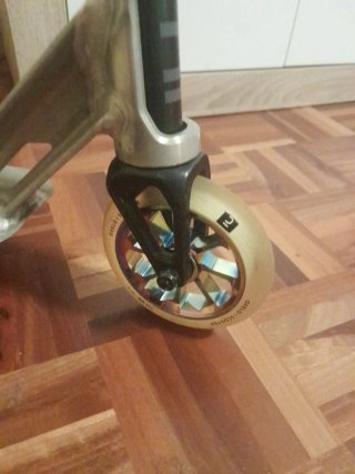 Patinete freestyle negro  plateado rudas arco iris