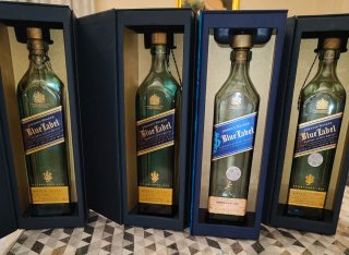 4 bottiglie vuote di Johnnie Walker Blue Label Whisky