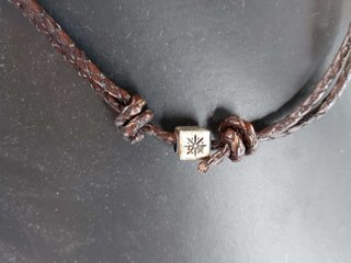 La Estrella Compostelana. Pulsera o collar de cuero y metal.