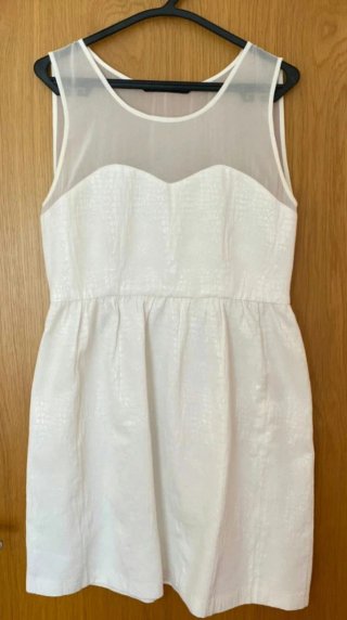 Vestido blanco con escote transparente