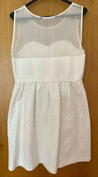 Vestido blanco con escote transparente