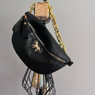 Riñonera negra con cadena dorada y detalle caballo