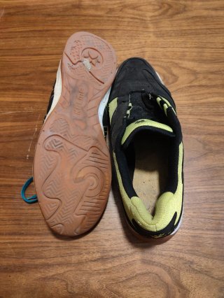 Zapatillas Kelme Fútbol Sala Negras y Amarillas