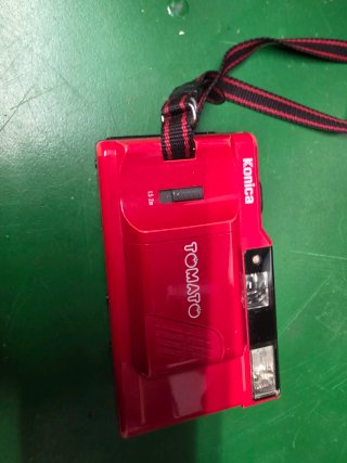 Cámara compacta roja y negra