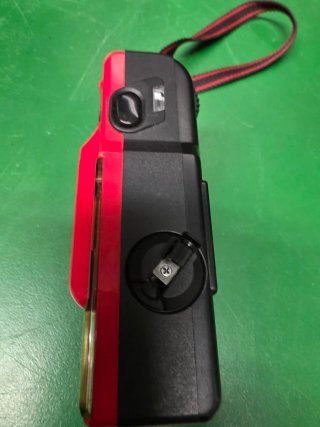 Cámara compacta roja y negra
