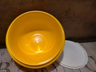 Tupperware Ciotola Gialla con Coperchio Bianco