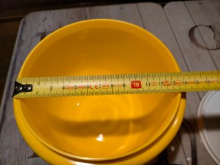 Tupperware Ciotola Gialla con Coperchio Bianco