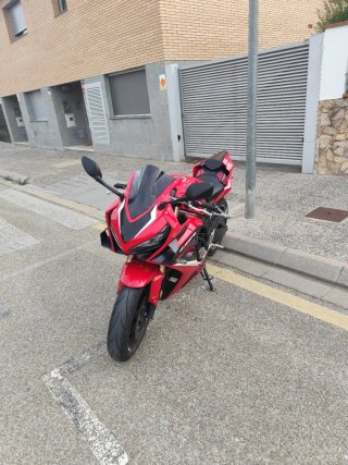 Honda CBR 650 R Roja y Negra