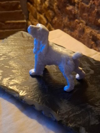 Figura de perro de porcelana