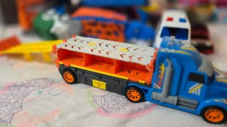 Lote de coches y camiones de juguete