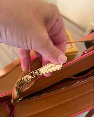 Borsa Carpisa marrone con tracolla rosa