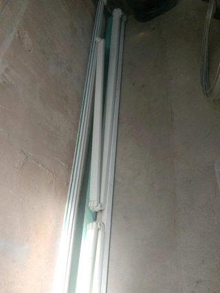 Toldo eléctrico verde y blanco
