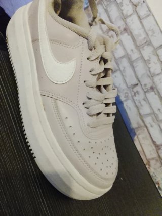 Zapatillas Nike Beige y Blancas