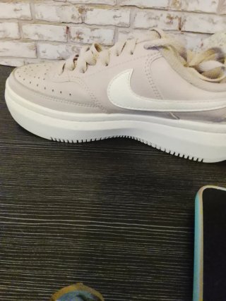 Zapatillas Nike Beige y Blancas