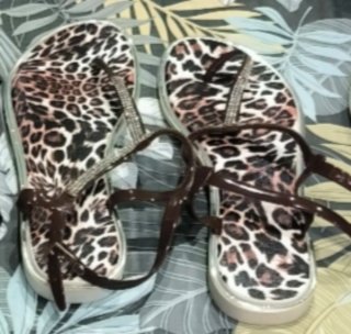 Sandalias con estampado de leopardo y tiras