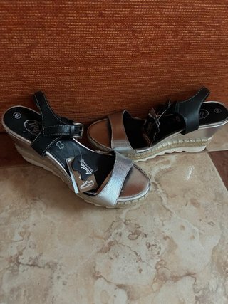 Sandalias cuña plateadas y negras talla 39