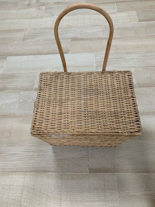 Cesta de mimbre con asa