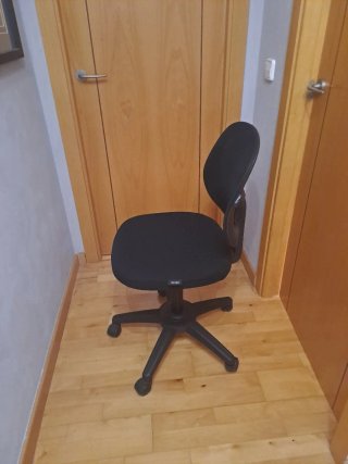 Silla de escritorio negra con ruedas