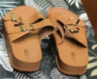 Sandalias marrones con hebillas