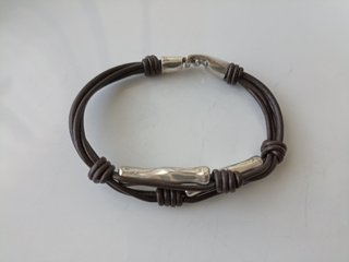 Pulsera hombre UNO de50 cuero y detalles plateados