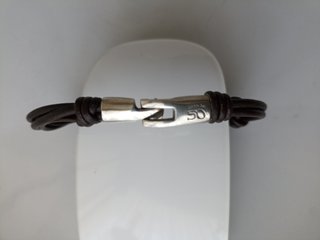 Pulsera hombre UNO de50 cuero y detalles plateados