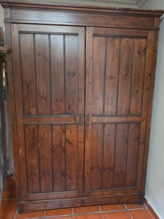 Armario antiguo de madera