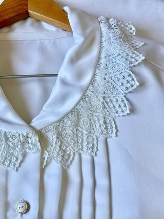 Blusa blanca con puntilla