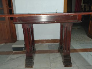 Mesa antigua de madera con alas