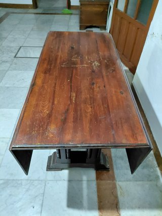 Mesa antigua de madera con alas