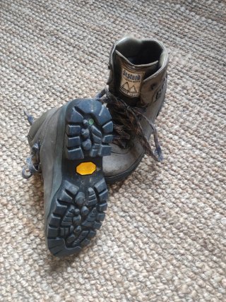 Botas de montaña Bestard grises con solado Vibram