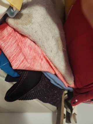 Ropa y sandalias varias